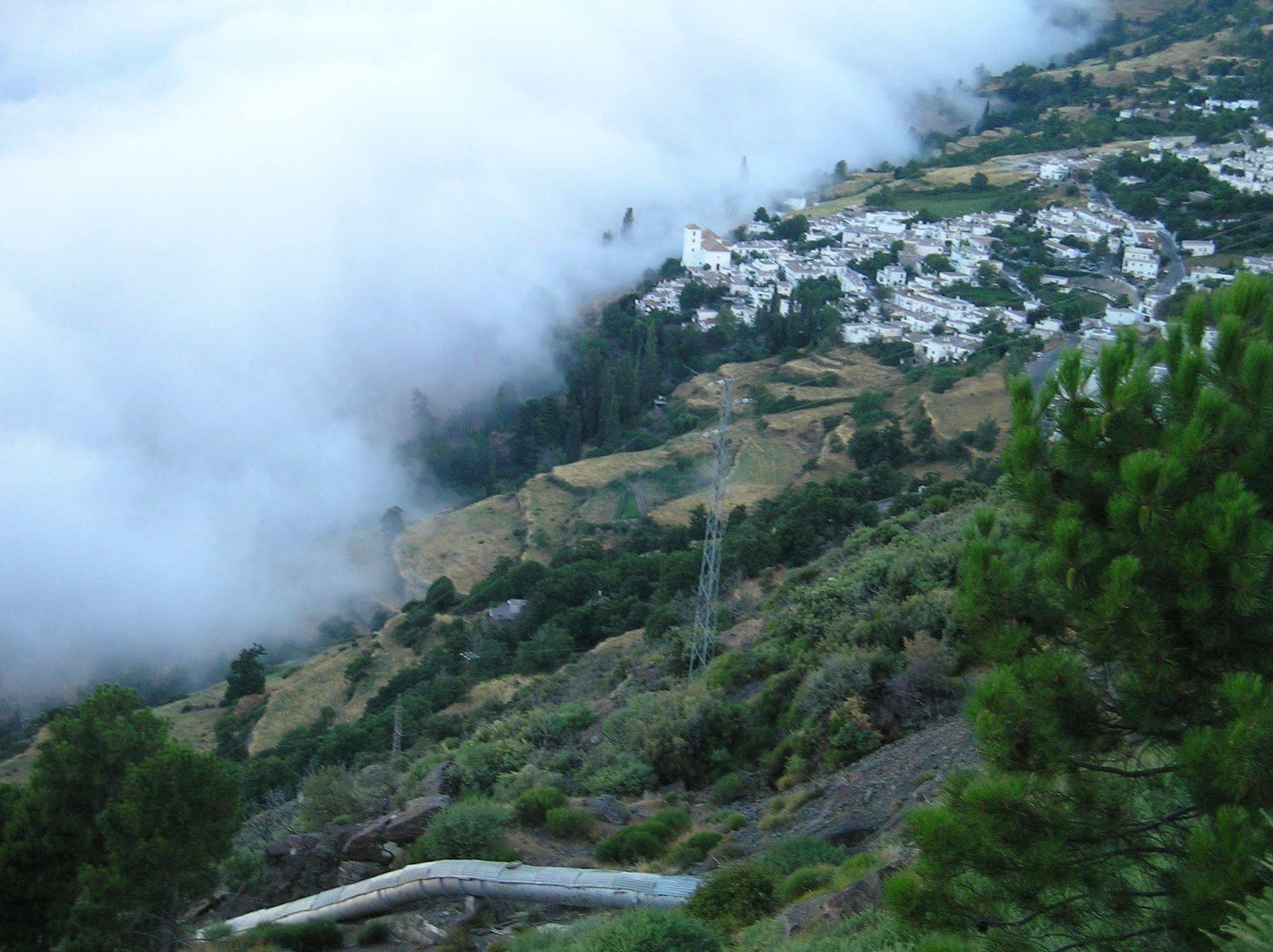 Hostal El Cascapenas De La Alpujarra كابيليرا المظهر الخارجي الصورة